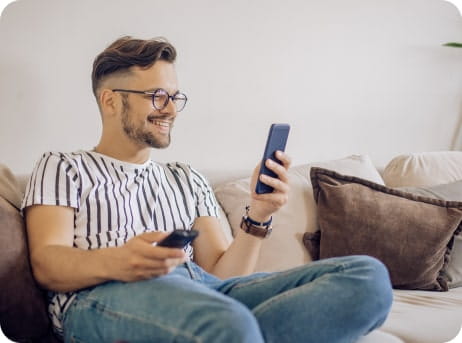 Homem segurando um celular